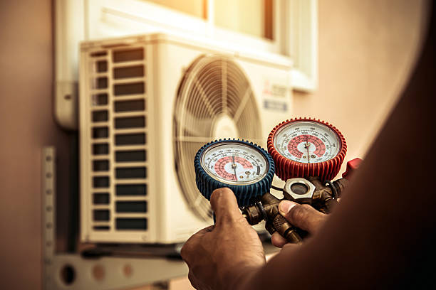 Professional Hvac technician working in Chantilly, VA